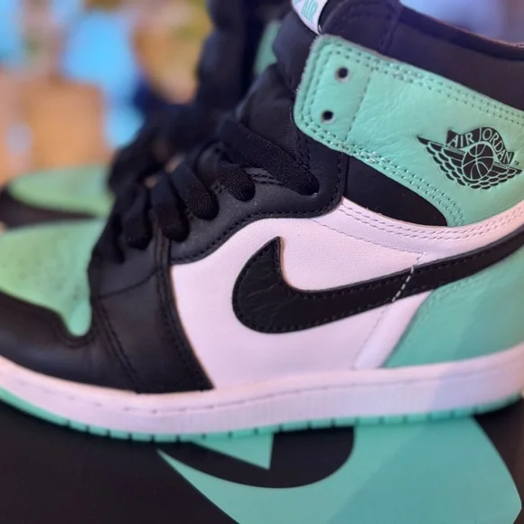 Air Jordan 1 Retro High OG GS 'Green Glow' 2024
Women’s 8.5 Men’s 7 - Picture 5 of 10